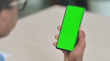 Yeşil Ekran ile Akıllı Telefonu kullanan Afrikalı Erkeğin Kapanışı 