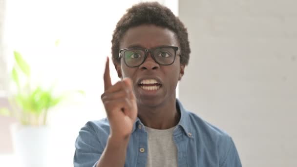 Portrét Afrického Muže Rozzlobený Bojující — Stock video