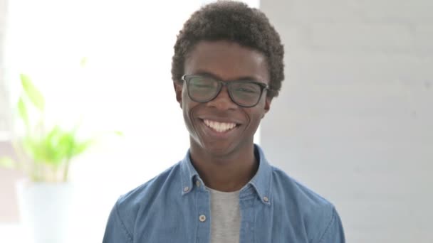 Retrato Del Hombre Africano Agitando Cabeza Como Signo Aprobación — Vídeos de Stock