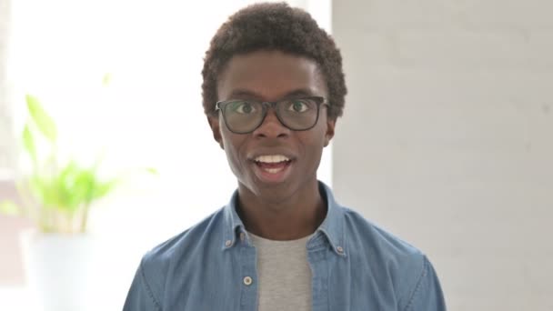 Retrato Del Hombre Africano Emocionado Celebrando Éxito — Vídeos de Stock