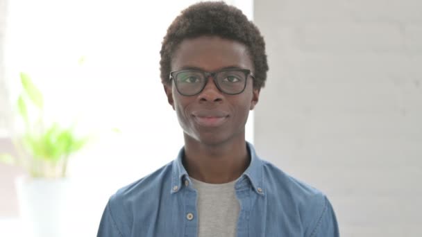 Retrato Del Hombre Africano Sonriendo Ante Cámara — Vídeos de Stock