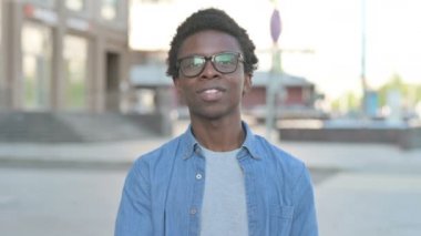 Afrikalı Adam Dışarıdaki Kamerayı Gösteriyor