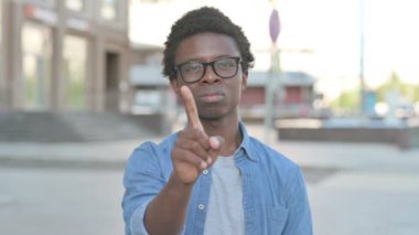 Reddedilen Afrikalı Adam Açık Hava 'da Sallanan Kafa