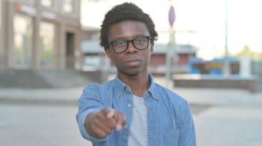 Afrikalı Adam Kamerayı Gösteriyor ve Dışarıyı Davet Ediyor