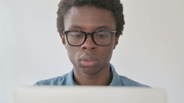 Laptop kullanırken Afrikalı Adam Kaybına Tepki Veriyor 