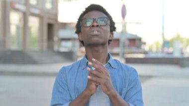 Açık havada Tanrı 'ya dua eden Afrikalı adamın portresi