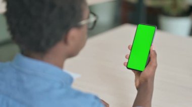 Yeşil Ekran ile Akıllı Telefon Kullanan Afrikalı Adam 