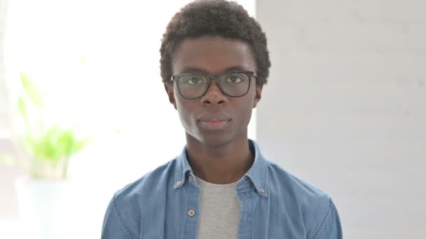 Retrato Del Hombre Africano Saludando Dando Bienvenida — Vídeos de Stock