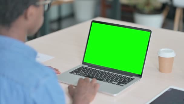 Afrikaanse Man Die Laptop Met Groen Scherm Gebruikt — Stockvideo