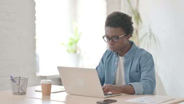 African Man Έχοντας Πόνο Στην Πλάτη Κατά Χρήση Laptop Στο — Αρχείο Βίντεο