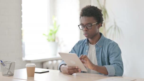 Afrikaanse Man Met Behulp Van Tablet Tijdens Het Zitten Office — Stockvideo