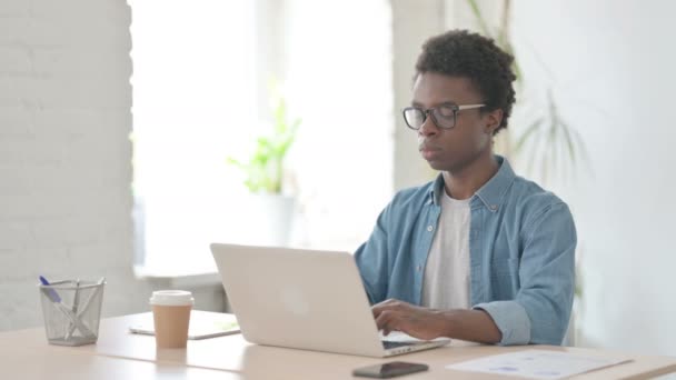 Afrikaner Schüttelt Ablehnend Den Kopf Während Laptop Büro Benutzt — Stockvideo