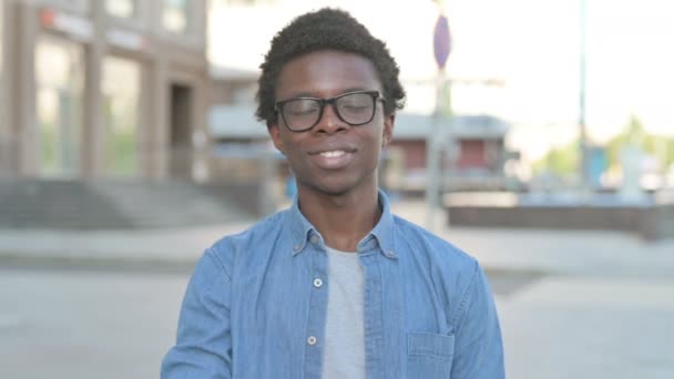 African Man Showing Sign Finger Outdoor — Vídeos de Stock