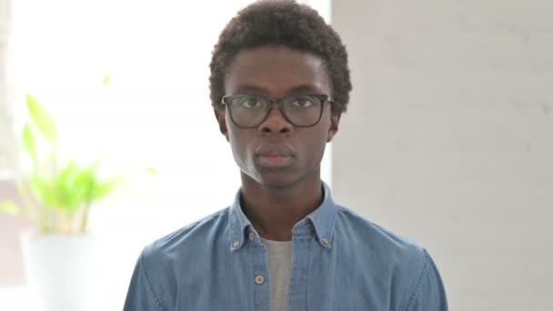 Portrét Afrického Muže Při Pohledu Kameru — Stock video
