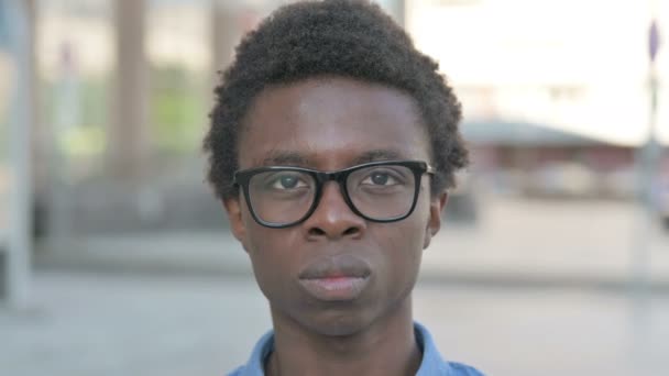 Portret Van Afrikaanse Man Kijkend Naar Camera Buiten — Stockvideo