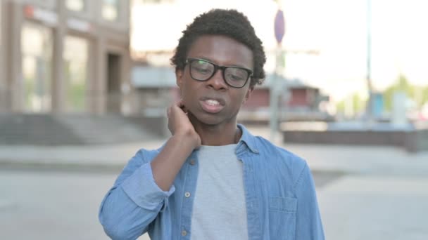 Portrait African Man Having Neck Pain Outdoor — 비디오