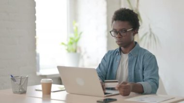 Afrikalı Adam Bilgisayarda Başarılı Çevrimiçi Ödeme Yapıyor 