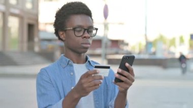 Smartphone, Outdoor üzerinden Heyecanlı Afrikalı Adam Alışverişi