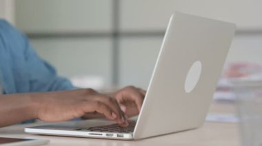 Laptop 'ta Yazan Afrikalı Adamı Kapat