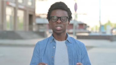Açık havada baş ağrısı olan Afrikalı bir adamın portresi