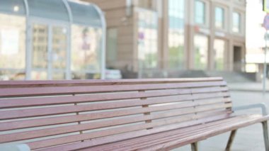 Afrikalı adam geliyor ve Bench 'te oturuyor.