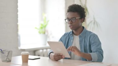 Ofisteki Afrikalı Adam 'ın Tabletteki Çevrimiçi Video Sohbeti 