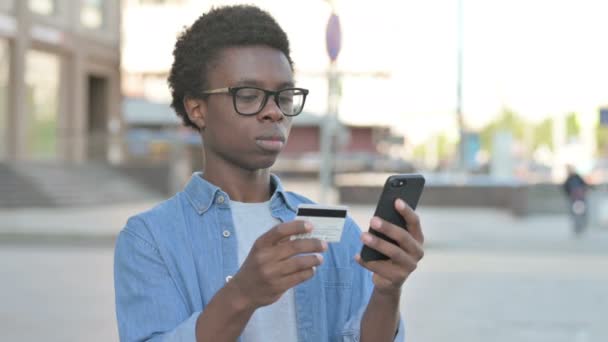 Emocionado Africano Homem Compras Online Smartphone Livre — Vídeo de Stock