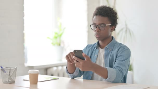Hombre Africano Molesto Reacciona Pérdida Teléfono Inteligente — Vídeos de Stock