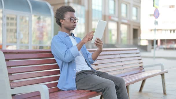 African Man Using Tablet While Sitting Outdoor Bench — Vídeo de Stock