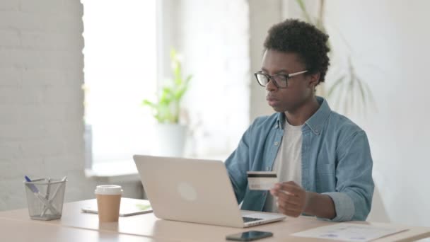 African Man Dokonywania Płatności Online Awaria Laptopie Biurze — Wideo stockowe
