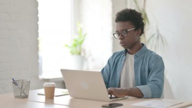 Hüsrana uğramış Afrikalı Adam Laptop 'ta çalışıyor, Sinirli