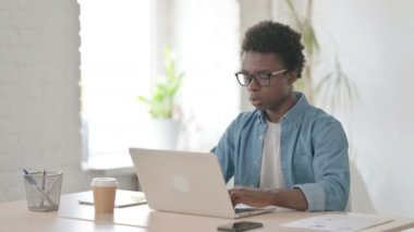 Dizüstü bilgisayarla uğraşırken Afrikalı Adam 'ın başı ağrıyor