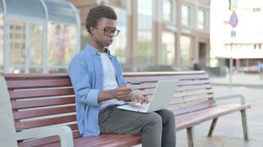Smartphone, Outdoor üzerinden Heyecanlı Afrikalı Adam Alışverişi