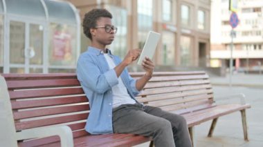 Bench 'te oturan Afrikalı Adam' ın Tablet 'te Online Video Sohbeti 
