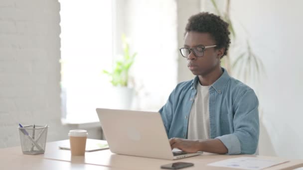 Afrikaanse Man Reageert Verlies Tijdens Het Gebruik Van Laptop — Stockvideo