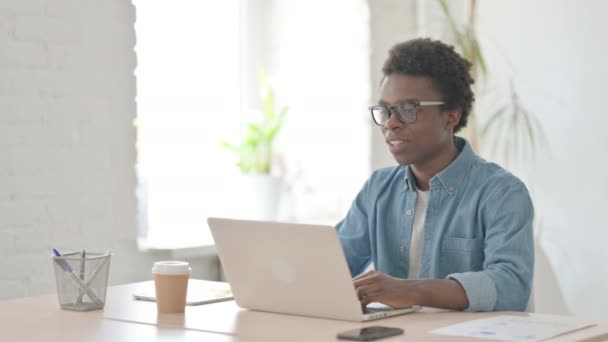 African Man Talking Video Call Laptop Office — Vídeo de Stock