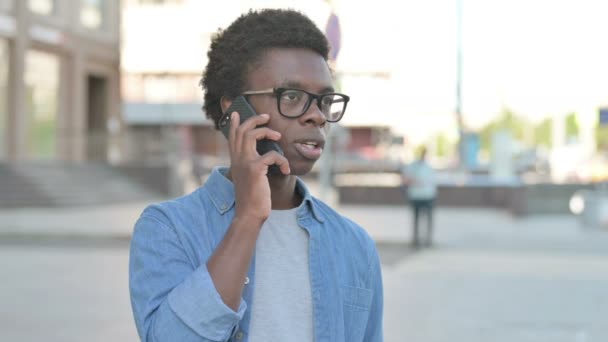 Portrait African Man Talking Phone Outdoor — ストック動画