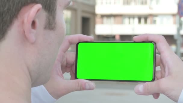 Close Casual Man Holding Horizontal Smartphone Green Screen Outdoor — Vídeos de Stock