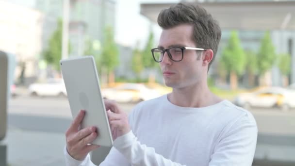 Casual Man Using Digital Tablet Outdoor — Stockvideo