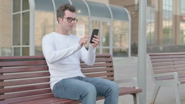 Casual Man Reacting Loss Smartphone While Sitting Outdoor Bench — Stockvideo