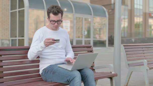 Casual Man Having Online Payment Problem Laptop Outdoor — Stok Video