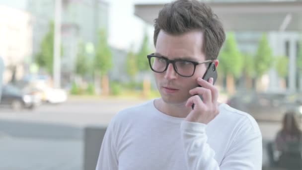 Angry Casual Man Talking Phone Outdoor — Video Stock