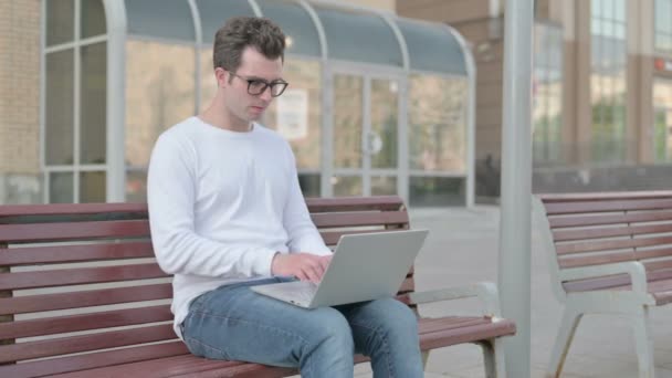 Випадковий Людина Болем Спині Допомогою Ноутбука Сидячи Відкритому Повітрі Лавці — стокове відео