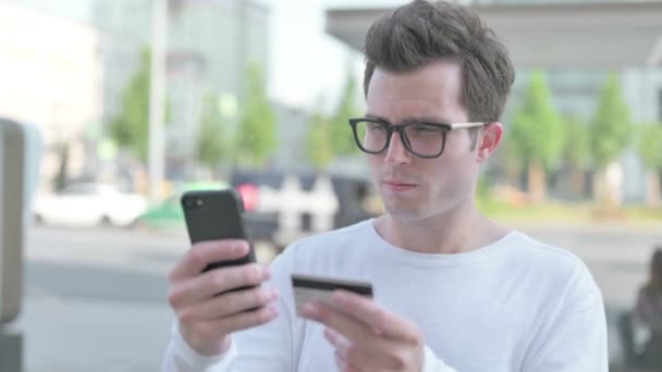 Casual Man Reacting Online Payment Failure Smartphone Outdoor — Αρχείο Βίντεο