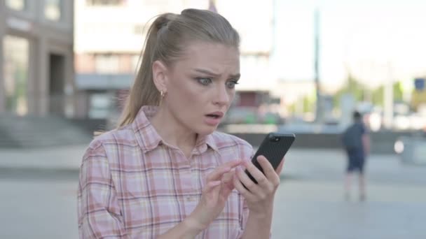 Upset Casual Woman Reacting Loss Smartphone Outdoor — Wideo stockowe