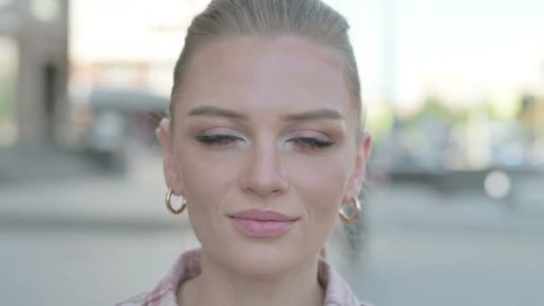 Обличчя Молодої Жінки Вулиці — стокове відео