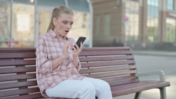 Casual Woman Reacting Loss Smartphone While Sitting Outdoor Bench — Wideo stockowe