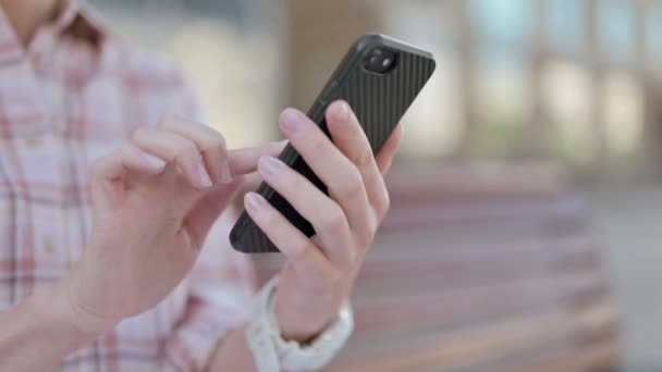 Close Casual Woman Using Smartphone While Sitting Outdoor Bench — Wideo stockowe