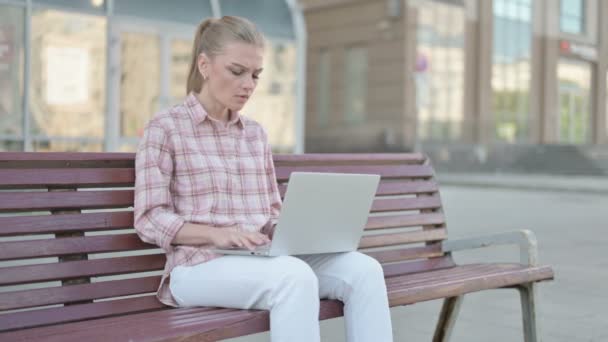 Casual Woman Reacting Loss Laptop While Sitting Outdoor Bench — Vídeo de Stock