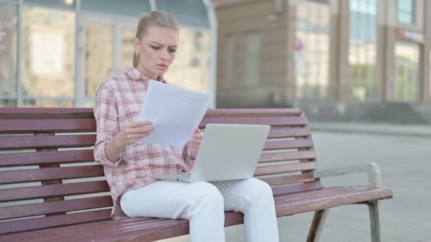 Случайная Женщина Реагирует Потерю Чтении Документов Работе Ноутбуком Открытом Воздухе — стоковое видео